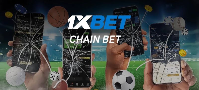 Varias manos sujetan smartphones con pantallas agrietadas que muestran aplicaciones de apuestas deportivas, rodeadas de varios balones deportivos y fichas de juego. El logotipo de 1xBet y el texto «CHAIN BET» se superponen a la imagen. En el fondo se ve un campo de deportes.